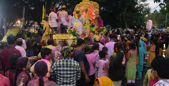 गणपति के दरबार में राधा-कृष्ण का रंग