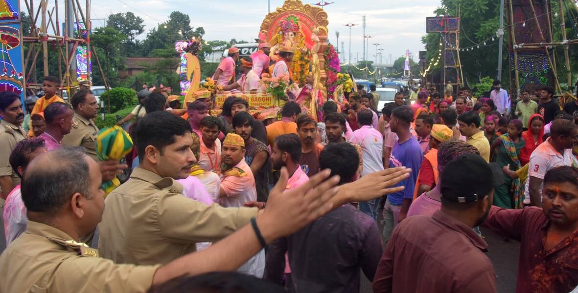 गणपति के दरबार में राधा-कृष्ण का रंग