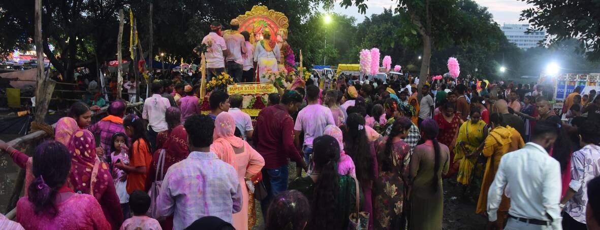 गणपति के दरबार में राधा-कृष्ण का रंग
