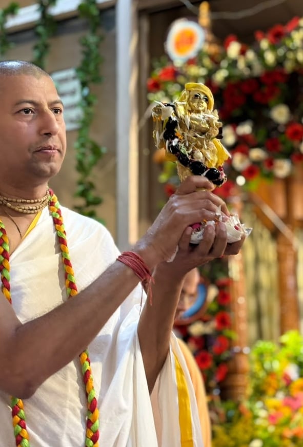 गणपति के दरबार में राधा-कृष्ण का रंग