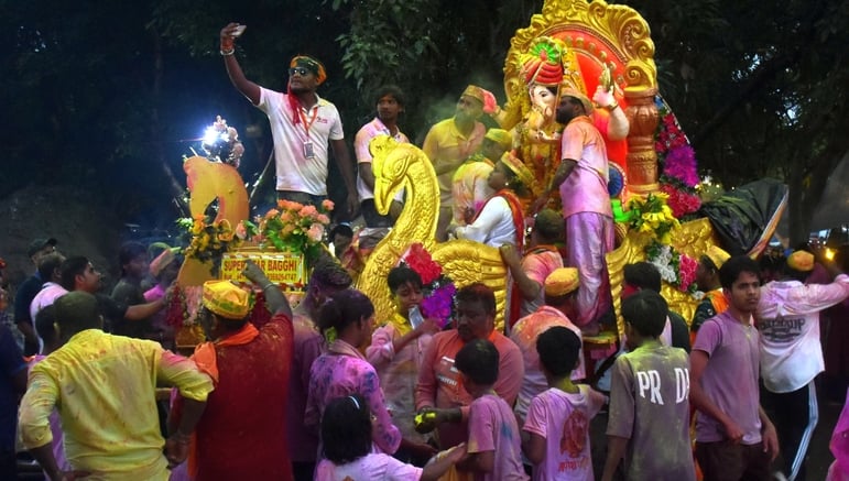 गणपति के दरबार में राधा-कृष्ण का रंग