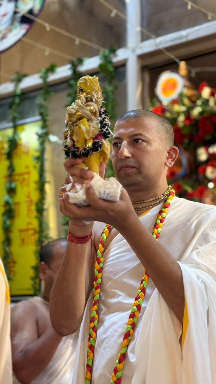 गणपति के दरबार में राधा-कृष्ण का रंग