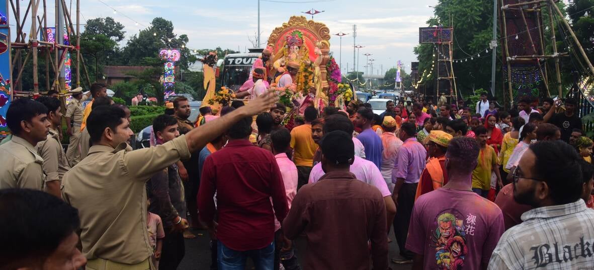 गणपति के दरबार में राधा-कृष्ण का रंग