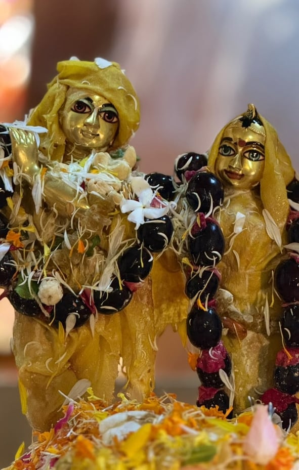 गणपति के दरबार में राधा-कृष्ण का रंग