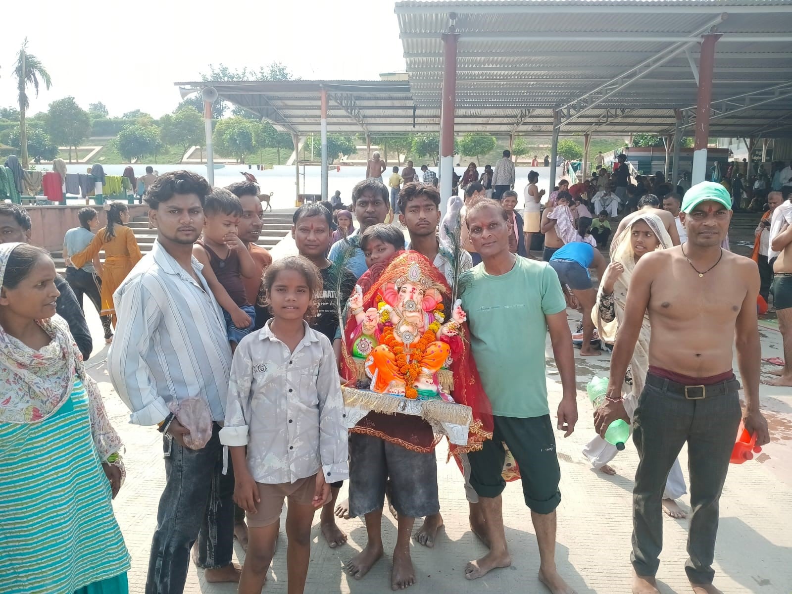 गणपति विसर्जन के लिए धूमधाम से जाते श्रद्धालु। संवाद गणपति विसर्जन के लिए धूमधाम से जाते श्रद्धालु। संवाद