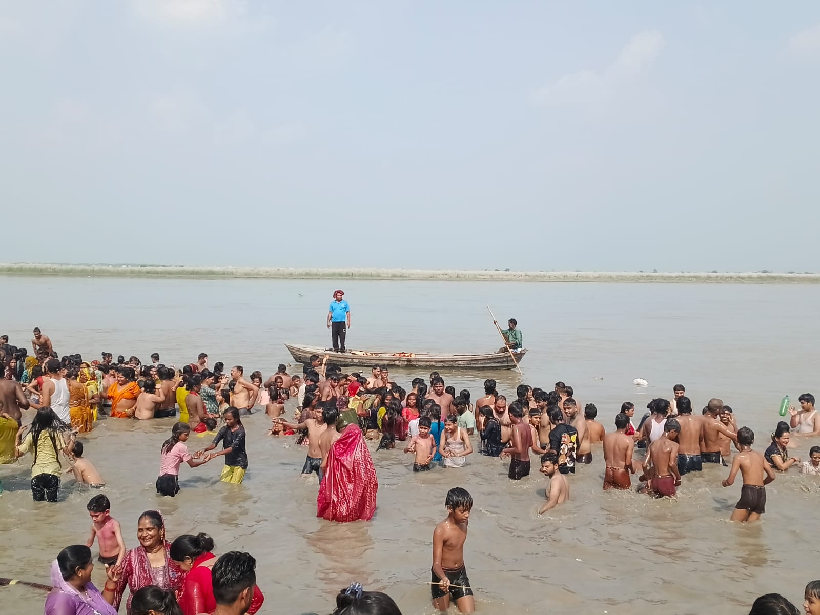 गणपति विसर्जन के लिए धूमधाम से जाते श्रद्धालु। संवाद गणपति विसर्जन के लिए धूमधाम से जाते श्रद्धालु। संवाद