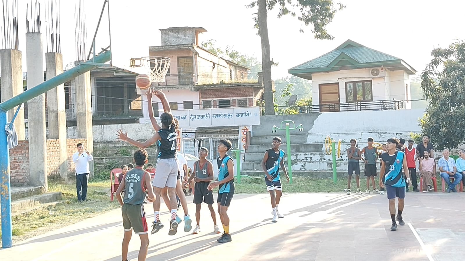 घुमारवीं में आयोजित फुटबॉल मैच में भिड़ते खिलाड़ी। संवाद घुमारवीं में आयोजित फुटबॉल मैच में भिड़ते खिलाड़ी। संवाद