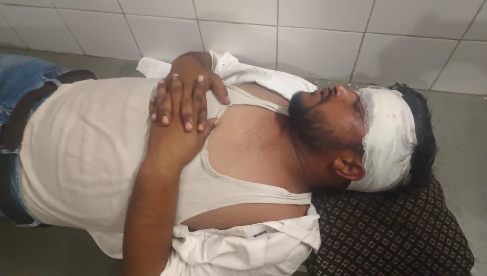घायल युवक घायल युवक