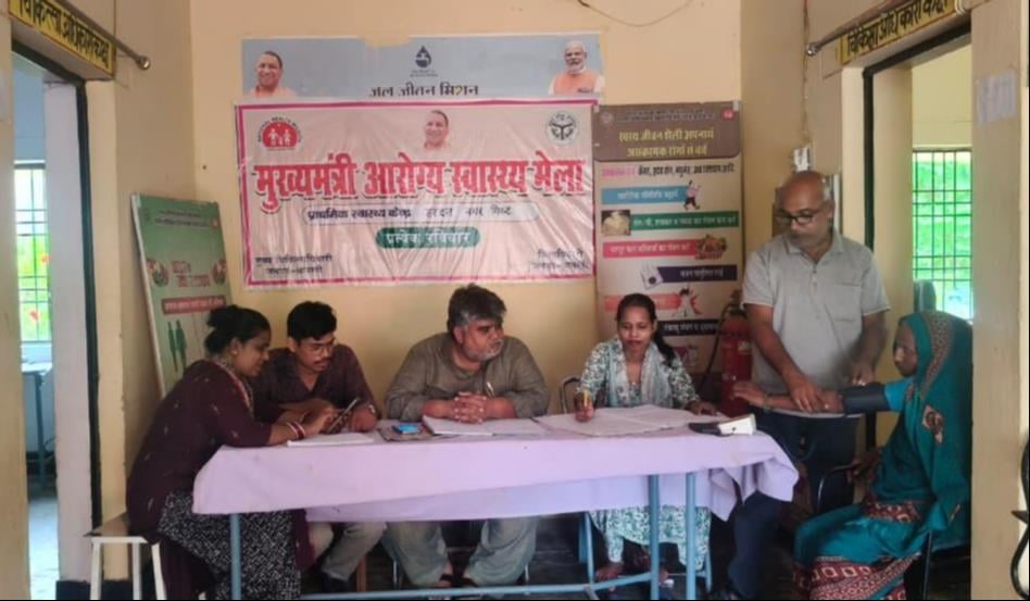 इलाज करते चिकित्सक। इलाज करते चिकित्सक।