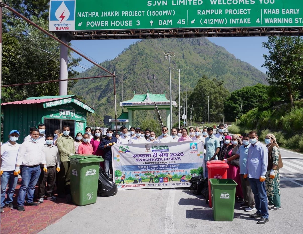 झाकड़ी में स्वच्छता अभियान के तहत कचरा एकत्रित करते परियोजना प्रमुख राजीव कपूर और अन्य अधिकारी। झाकड़ी में स्वच्छता अभियान के तहत कचरा एकत्रित करते परियोजना प्रमुख राजीव कपूर और अन्य अधिकारी।