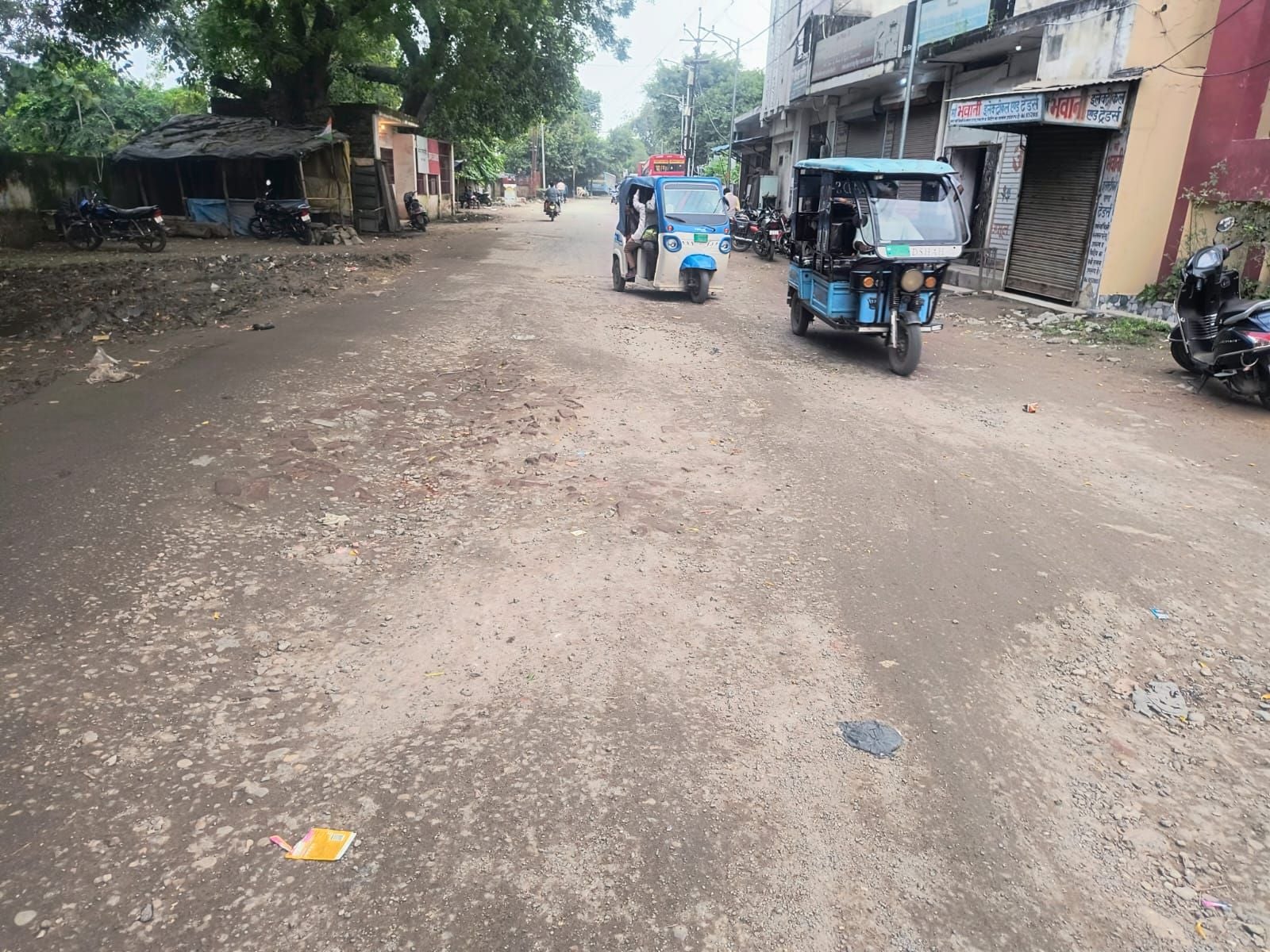 कचहरी ओवरब्रिज के पास रोडवेज की ओर जाने वाली सड़क पर गड्ढे। संवाद