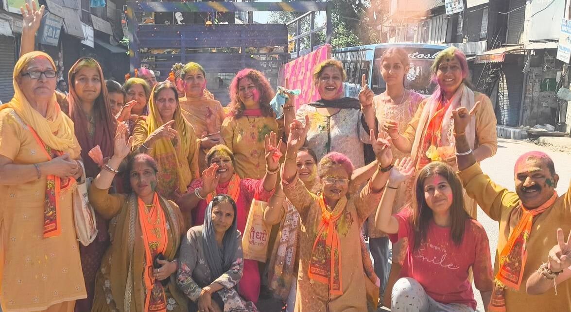 कांगडा में गणेश विसर्जन के लिए जाते श्रद्धालु । जागरूक पाठक