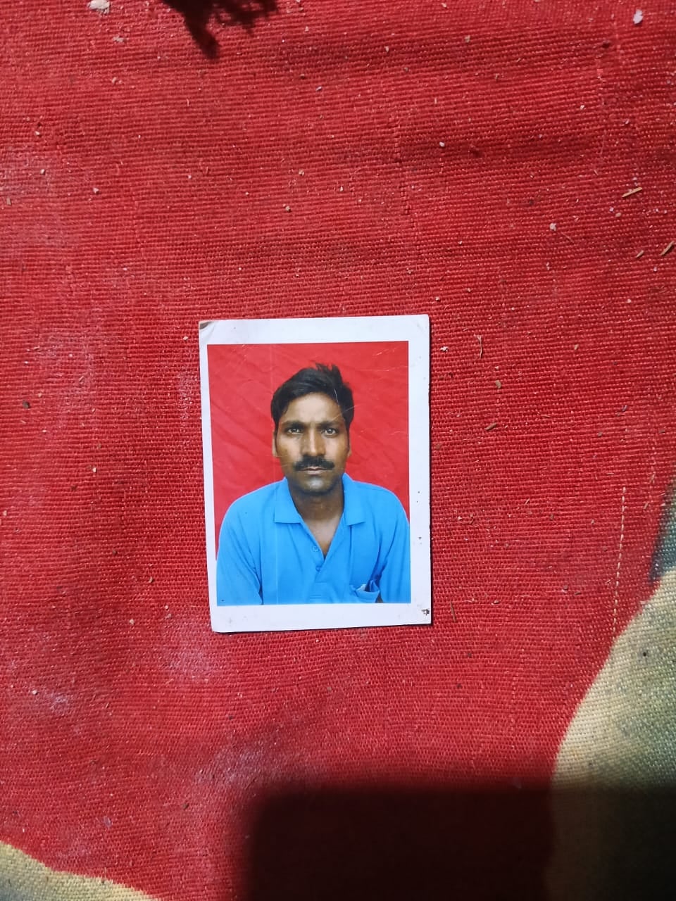 किसान की मौत के बाद रोते-बिलखते परिजन। स्रोत: ग्रामीण