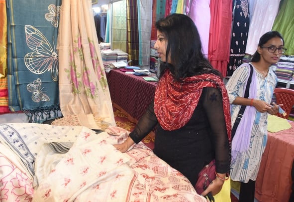 कैसरबाग स्थित सफेद बारादरी में शनिवार से न्यू क्राफ्ट सिल्क इंडिया प्रदर्शनी-2026 का शुभारंभ हु