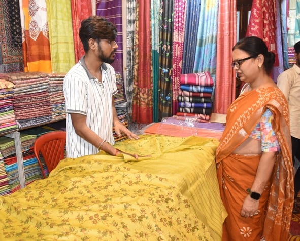 कैसरबाग स्थित सफेद बारादरी में शनिवार से न्यू क्राफ्ट सिल्क इंडिया प्रदर्शनी-2026 का शुभारंभ हु