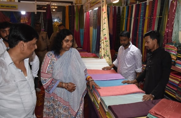 कैसरबाग स्थित सफेद बारादरी में शनिवार से न्यू क्राफ्ट सिल्क इंडिया प्रदर्शनी-2026 का शुभारंभ हु