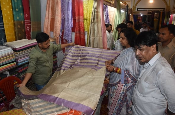 कैसरबाग स्थित सफेद बारादरी में शनिवार से न्यू क्राफ्ट सिल्क इंडिया प्रदर्शनी-2026 का शुभारंभ हु