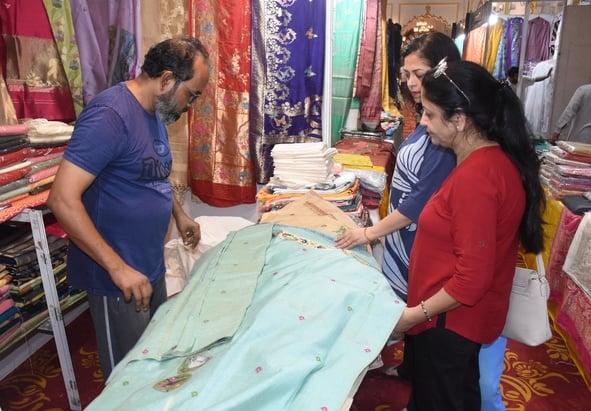 कैसरबाग स्थित सफेद बारादरी में शनिवार से न्यू क्राफ्ट सिल्क इंडिया प्रदर्शनी-2026 का शुभारंभ हु