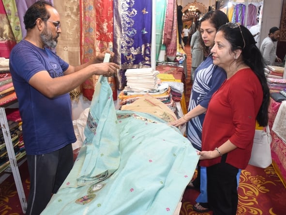 कैसरबाग स्थित सफेद बारादरी में शनिवार से न्यू क्राफ्ट सिल्क इंडिया प्रदर्शनी-2026 का शुभारंभ हु