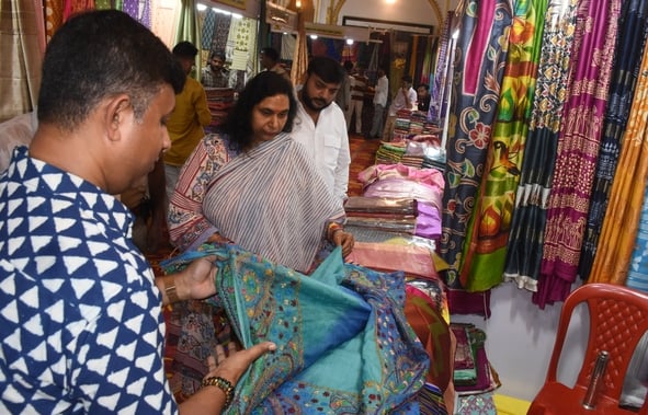 कैसरबाग स्थित सफेद बारादरी में शनिवार से न्यू क्राफ्ट सिल्क इंडिया प्रदर्शनी-2026 का शुभारंभ हु