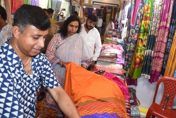 कैसरबाग स्थित सफेद बारादरी में शनिवार से न्यू क्राफ्ट सिल्क इंडिया प्रदर्शनी-2026 का शुभारंभ हु