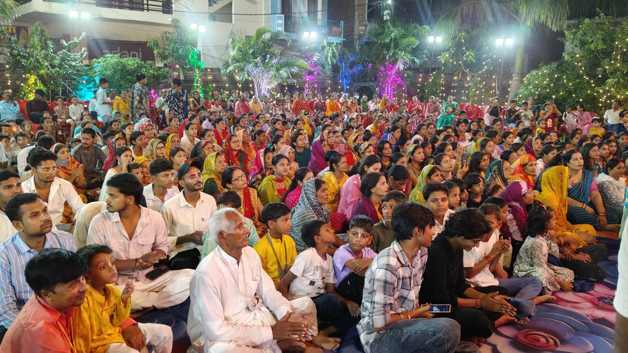कसया हरे कृष्ण मंदिर में राधा अष्टमी पर सांस्कृतिक कार्यक्रम प्रस्तुत करते बाल कलाकार।संवाद कसया हरे कृष्ण मंदिर में राधा अष्टमी पर सांस्कृतिक कार्यक्रम प्रस्तुत करते बाल कलाकार।संवाद