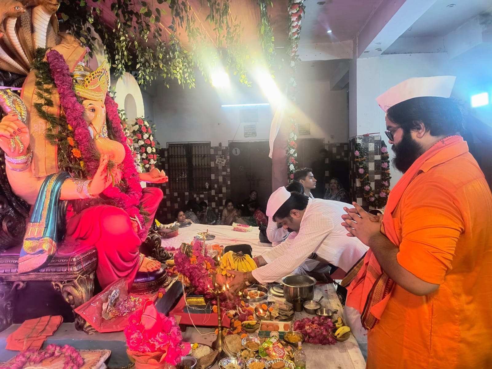 खिरनीबाग धर्मशाला गणेश महोत्सव पर आयोजित कार्यक्रम में बच्ची को पुरस्कृत करते आयोजक। स्रोत: आयो