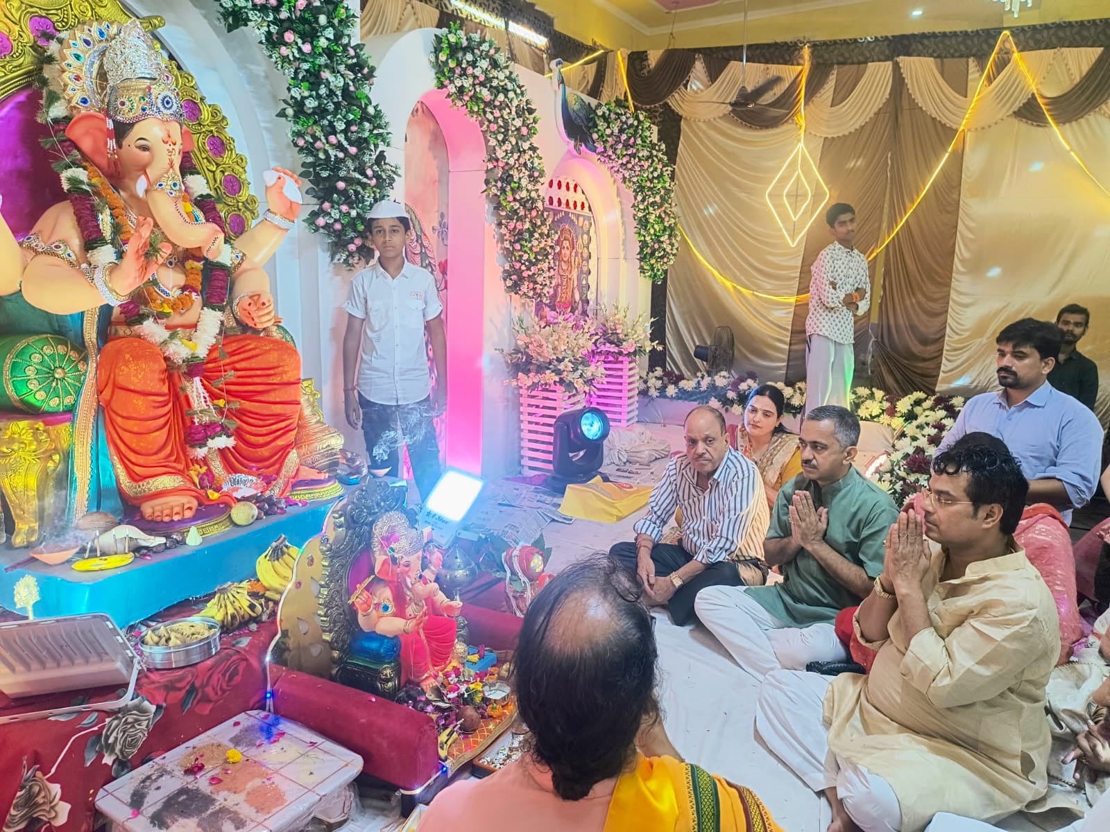 खिरनीबाग धर्मशाला गणेश महोत्सव पर आयोजित कार्यक्रम में बच्ची को पुरस्कृत करते आयोजक। स्रोत: आयो