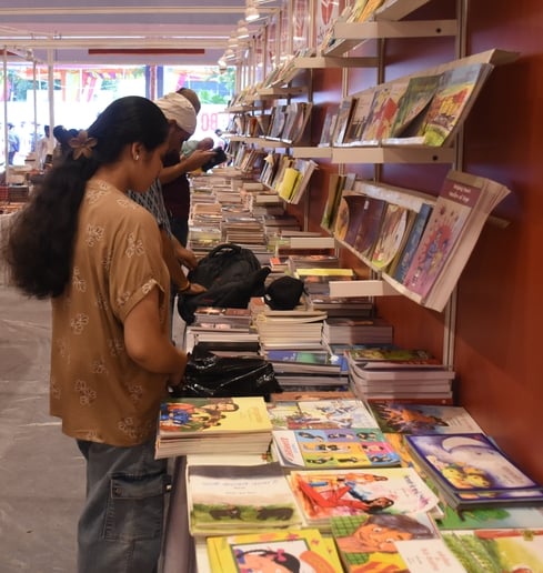 लविवि में लगे गोमती पुस्तक मेले में पुस्तकें देखते हुए लोग। 
