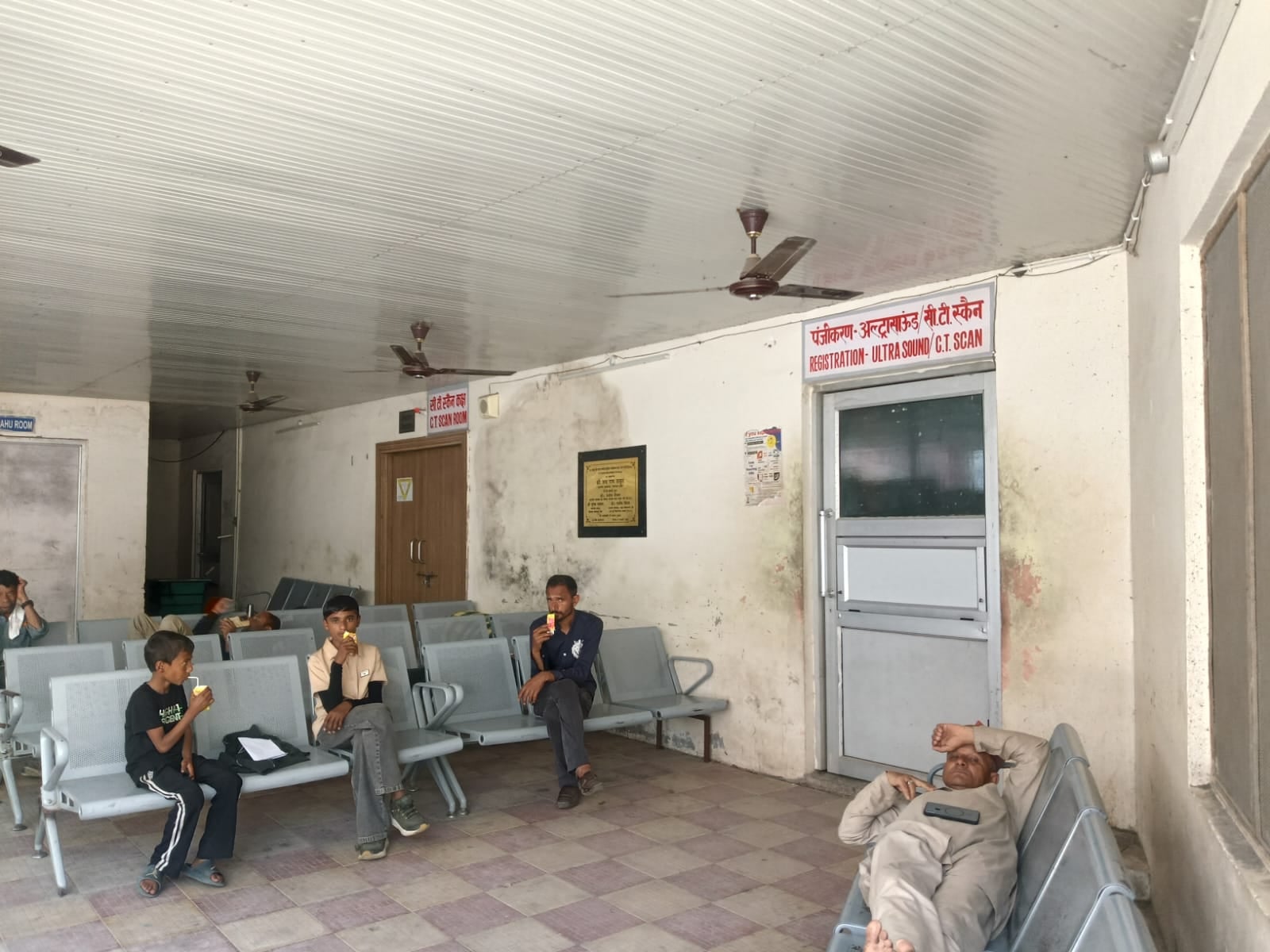 मेडिकल कॉलेज के रेडियोलॉजी विभाग के एचओडी कक्ष पर लटका ताला। संवाद