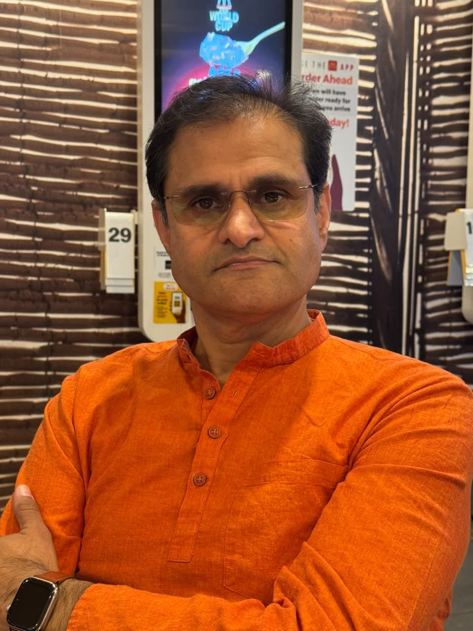 महिंद्रा पेट्रोल पंप पर तेल डलवाते लोग। संवाद महिंद्रा पेट्रोल पंप पर तेल डलवाते लोग। संवाद