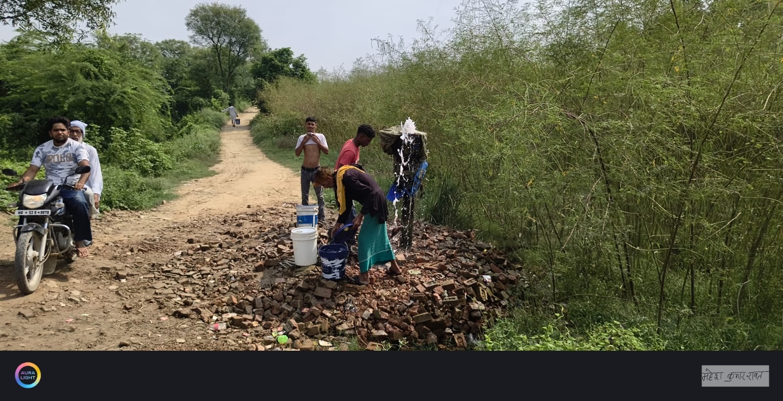 मरम्मत का कार्य करते मजदूर।