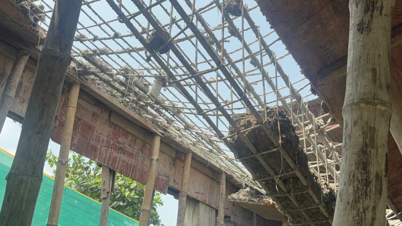 निर्माणाधीन मंच का छज्जा भरभराकर गिरा