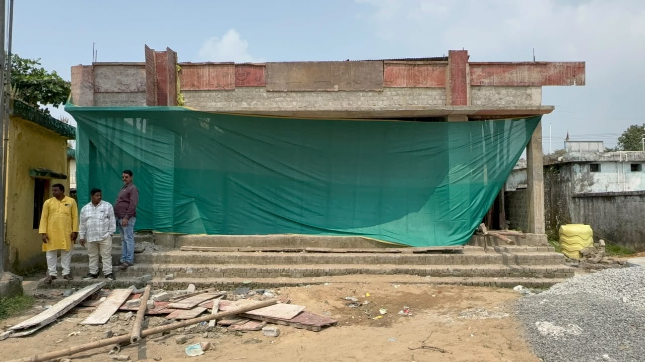 निर्माणाधीन मंच का छज्जा भरभराकर गिरा