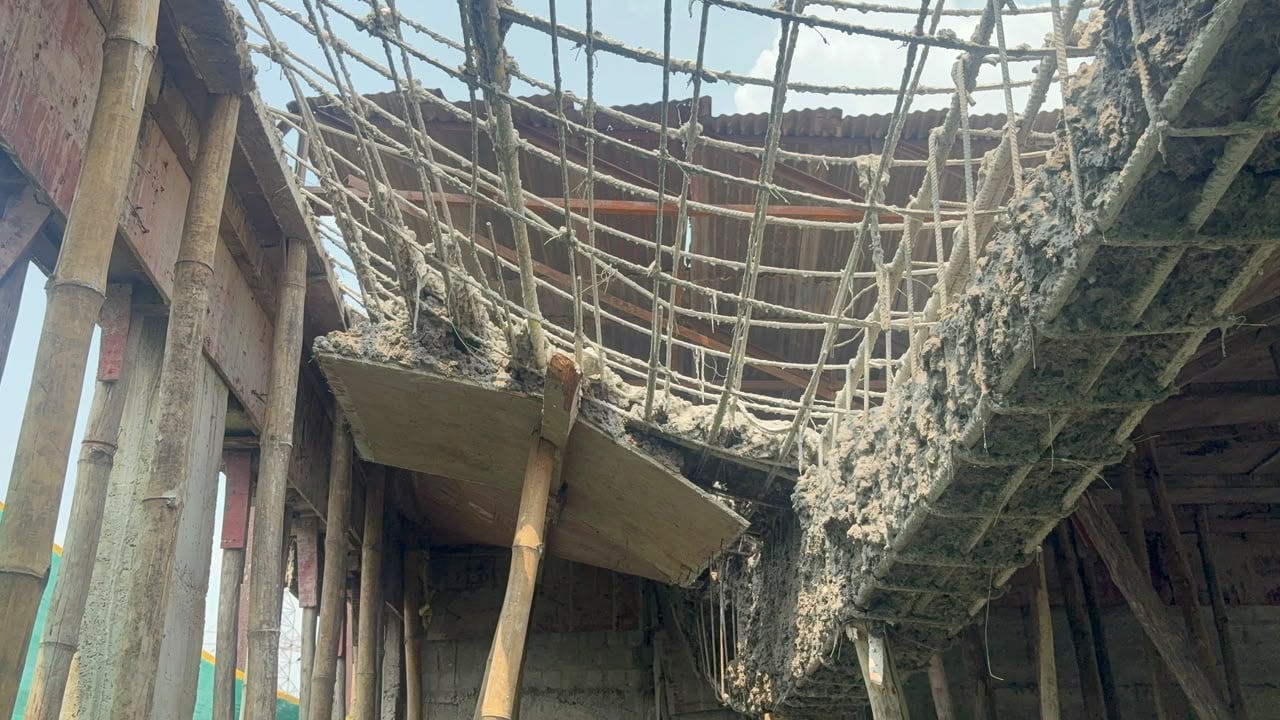 निर्माणाधीन मंच का छज्जा भरभराकर गिरा