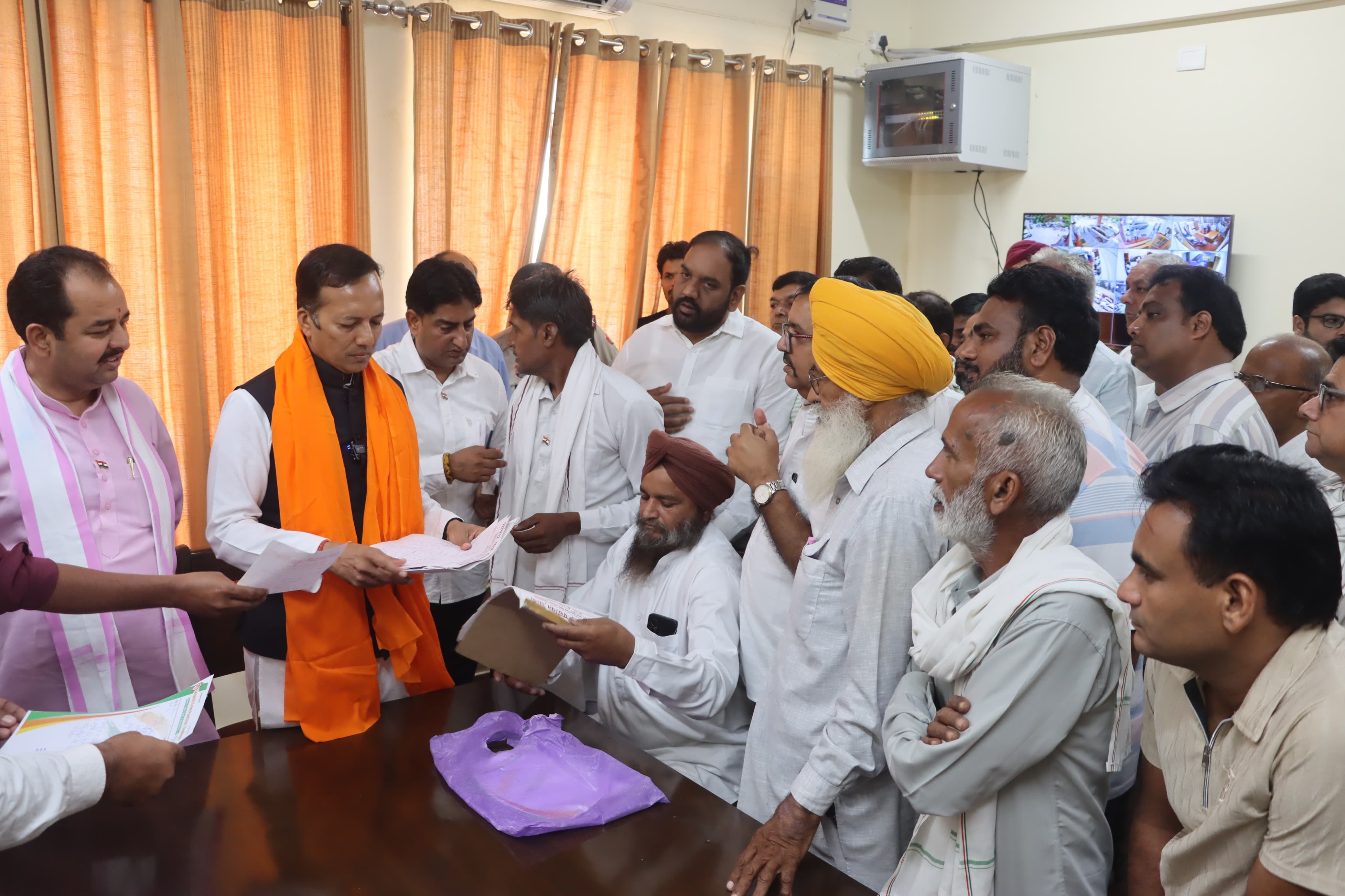 पीडब्ल्यूडी रेस्ट हाउस में लोगों की समस्याएं सुनते सांसद नवीन जिंदल। संवाद पीडब्ल्यूडी रेस्ट हाउस में लोगों की समस्याएं सुनते सांसद नवीन जिंदल। संवाद