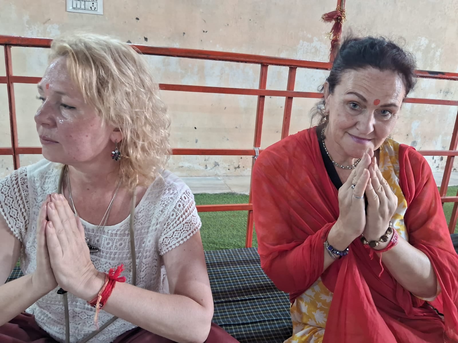 प्राचीन जयंती माता शक्तिपीठ मंदिर में पूजा अर्चना करते रूसी महिलाएं स्रोत संवाद प्राचीन जयंती माता शक्तिपीठ मंदिर में पूजा अर्चना करते रूसी महिलाएं स्रोत संवाद