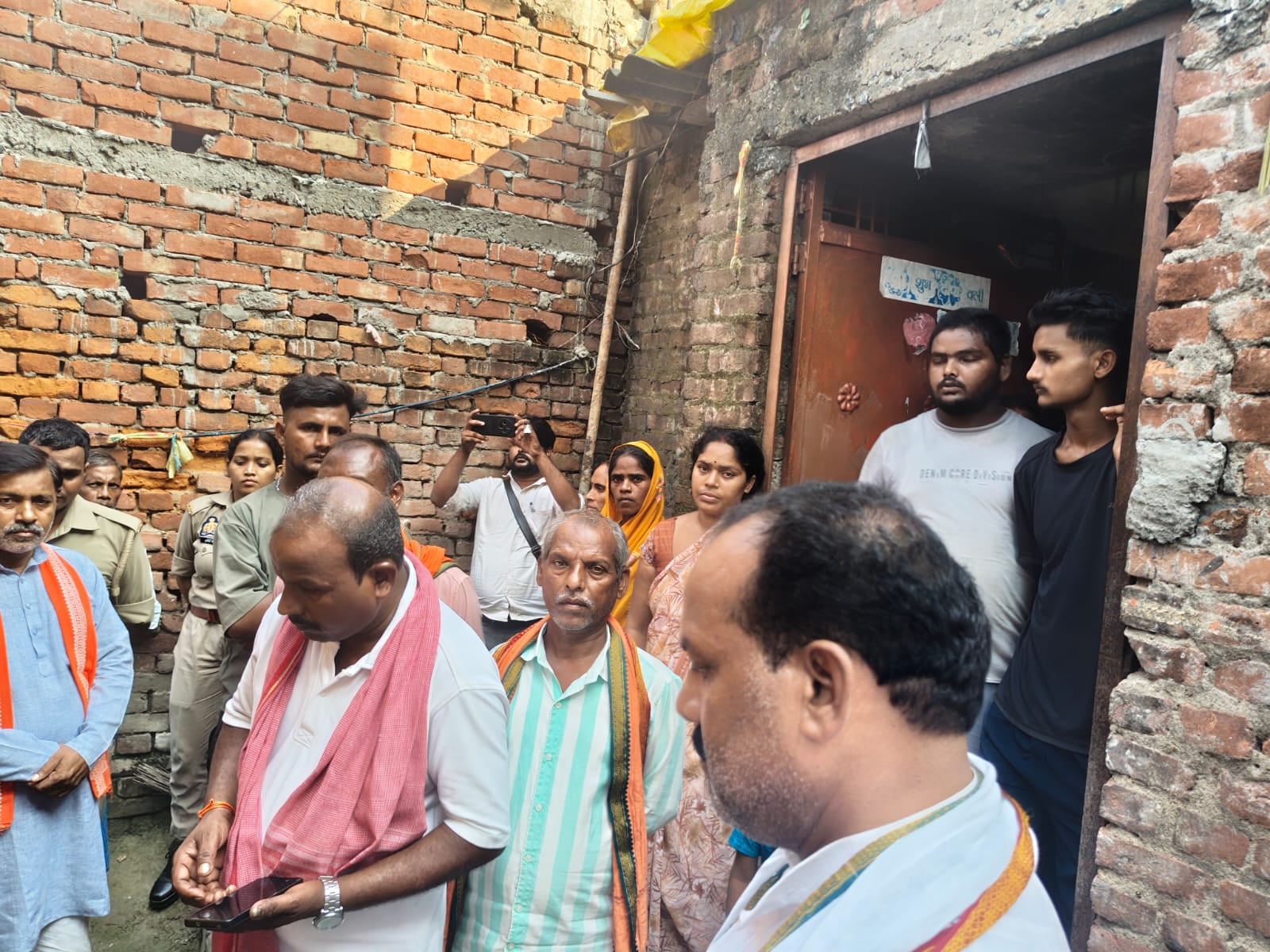 पड़ोसी के दरवाजे पर रखा रोहित का शव व जुटी भीड़। संवाद पड़ोसी के दरवाजे पर रखा रोहित का शव व जुटी भीड़। संवाद