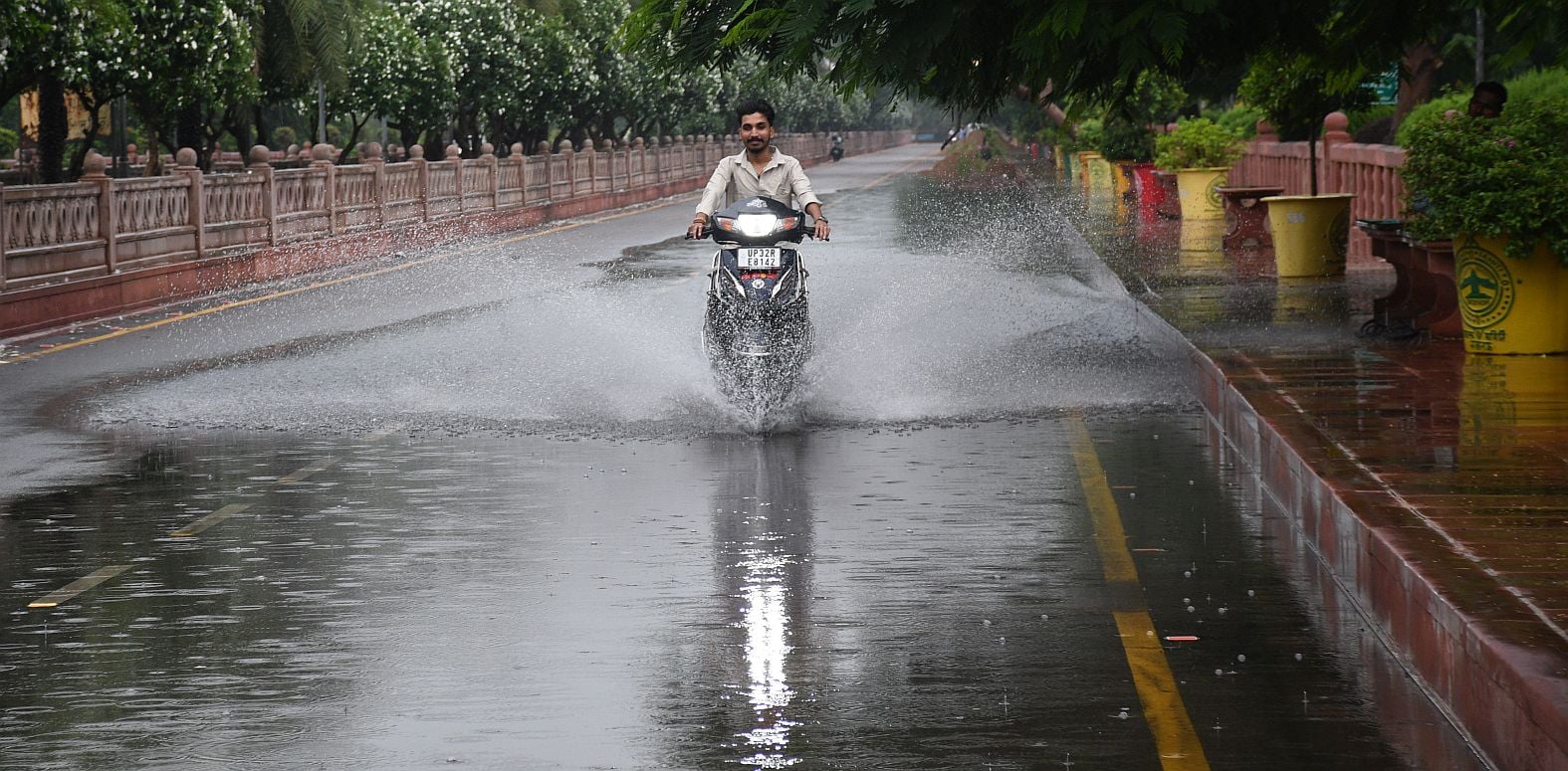 राजधानी में शनिवार दोपहर को कई इलाकों में बारिश हुई। राजधानी में शनिवार दोपहर को कई इलाकों में बारिश हुई।