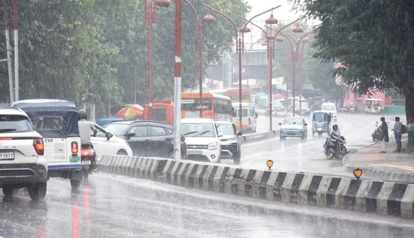 राजधानी में शनिवार दोपहर को कई इलाकों में बारिश हुई। राजधानी में शनिवार दोपहर को कई इलाकों में बारिश हुई।