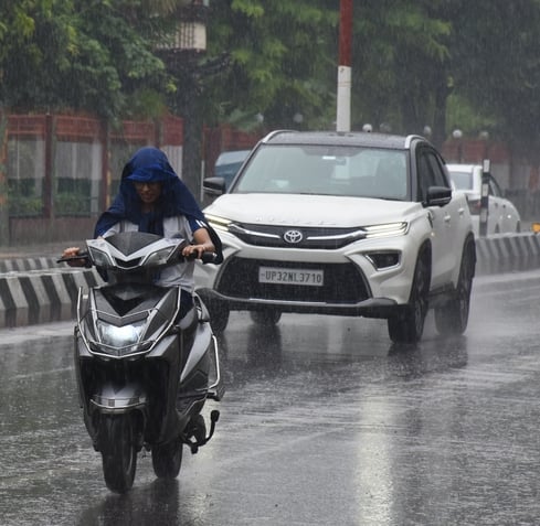 राजधानी में शनिवार दोपहर को कई इलाकों में बारिश हुई। राजधानी में शनिवार दोपहर को कई इलाकों में बारिश हुई।