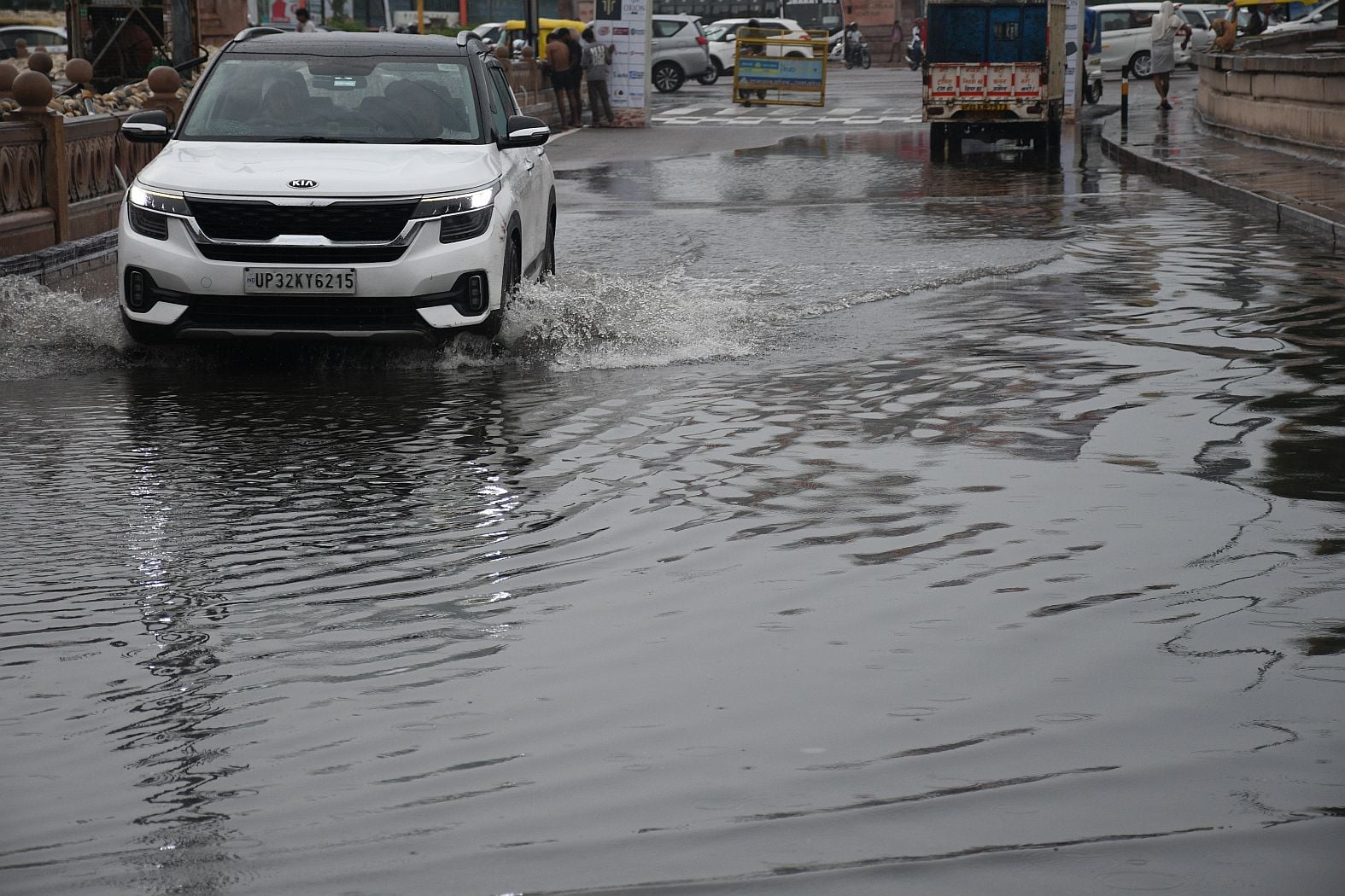 राजधानी में शनिवार दोपहर को कई इलाकों में बारिश हुई। राजधानी में शनिवार दोपहर को कई इलाकों में बारिश हुई।