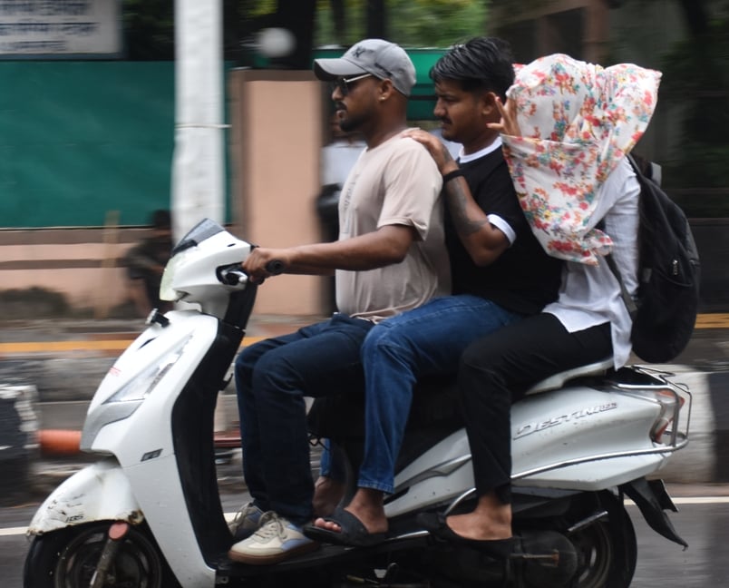 राजधानी में शनिवार दोपहर को कई इलाकों में बारिश हुई। राजधानी में शनिवार दोपहर को कई इलाकों में बारिश हुई।