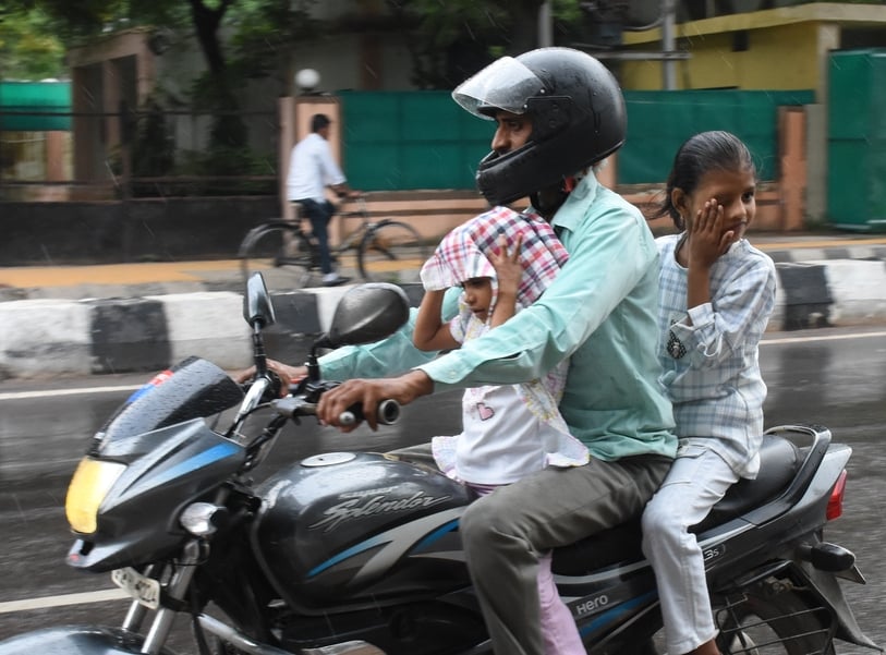 राजधानी में शनिवार दोपहर को कई इलाकों में बारिश हुई। राजधानी में शनिवार दोपहर को कई इलाकों में बारिश हुई।