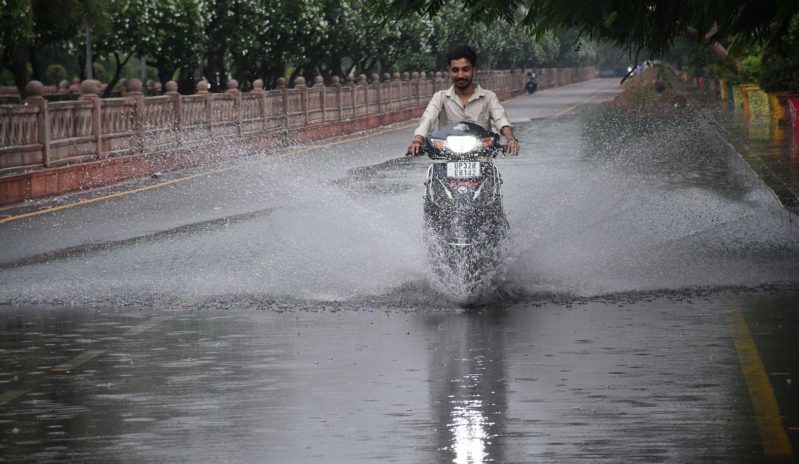 राजधानी में शनिवार दोपहर को कई इलाकों में बारिश हुई। राजधानी में शनिवार दोपहर को कई इलाकों में बारिश हुई।