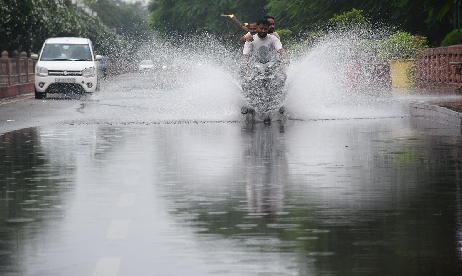 राजधानी में शनिवार दोपहर को कई इलाकों में बारिश हुई। राजधानी में शनिवार दोपहर को कई इलाकों में बारिश हुई।