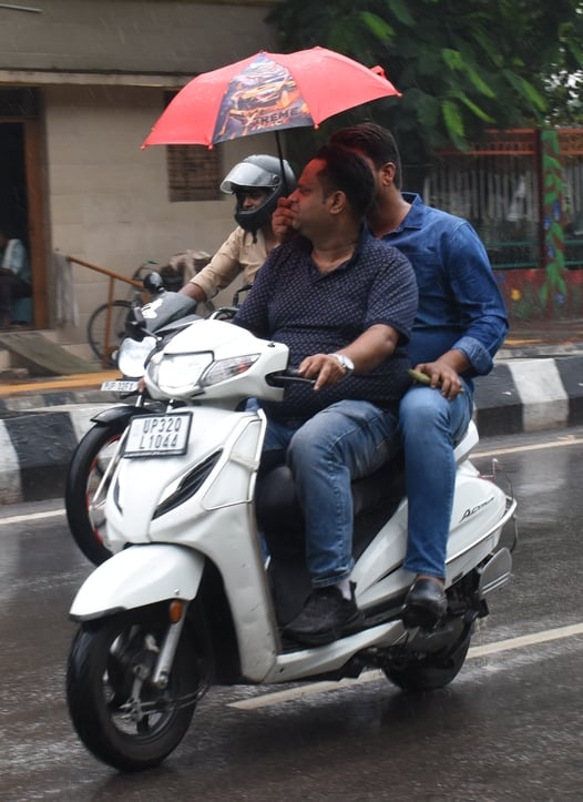 राजधानी में शनिवार दोपहर को कई इलाकों में बारिश हुई। राजधानी में शनिवार दोपहर को कई इलाकों में बारिश हुई।