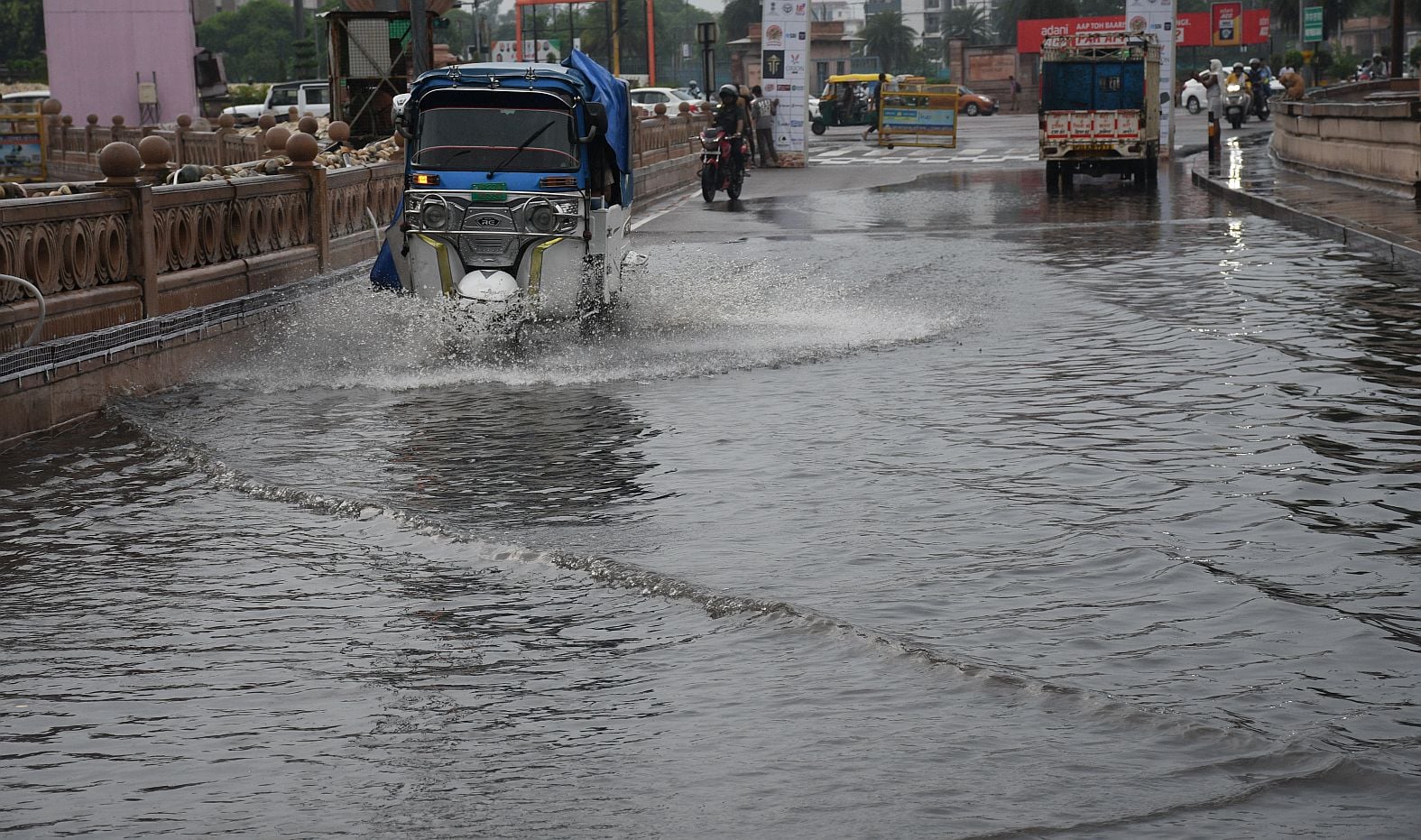 राजधानी में शनिवार दोपहर को कई इलाकों में बारिश हुई। राजधानी में शनिवार दोपहर को कई इलाकों में बारिश हुई।
