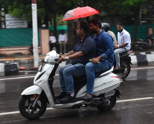 राजधानी में शनिवार दोपहर को कई इलाकों में बारिश हुई। राजधानी में शनिवार दोपहर को कई इलाकों में बारिश हुई।