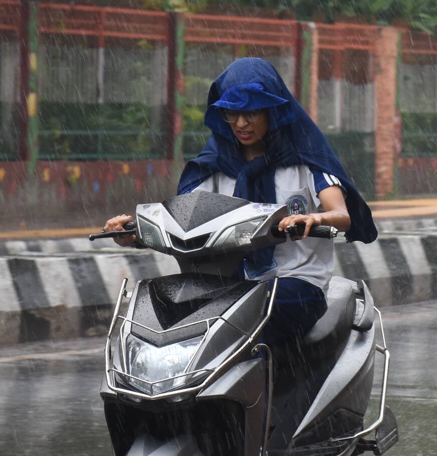 राजधानी में शनिवार दोपहर को कई इलाकों में बारिश हुई। राजधानी में शनिवार दोपहर को कई इलाकों में बारिश हुई।